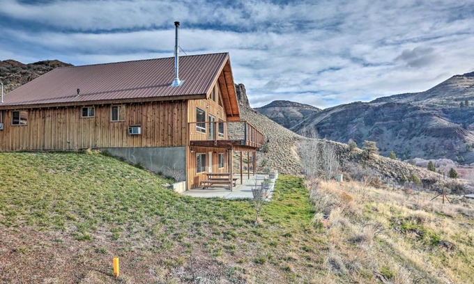Kimberly House | Stunning Hilltop Home by John Day Fossil Beds