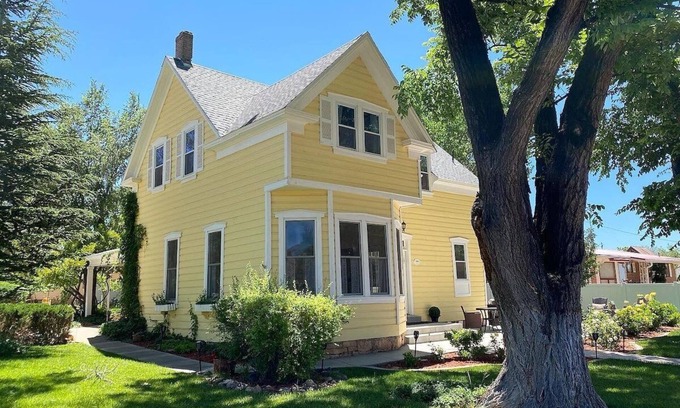 Kanab House | Stunning Historic Home in Kanab, Utah. Close proximity to Zion and Bryce Canyon.
