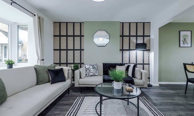 Ashton-under-Lyne House | Stunning Home, Ideal for Business, FREE Parking!