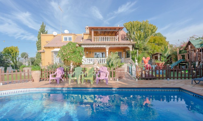 Cajiz House | Stunning Holiday Home “Villa Felicity” with Mountain and Sea View, Wi-Fi, Pool, Balcony & Garden
