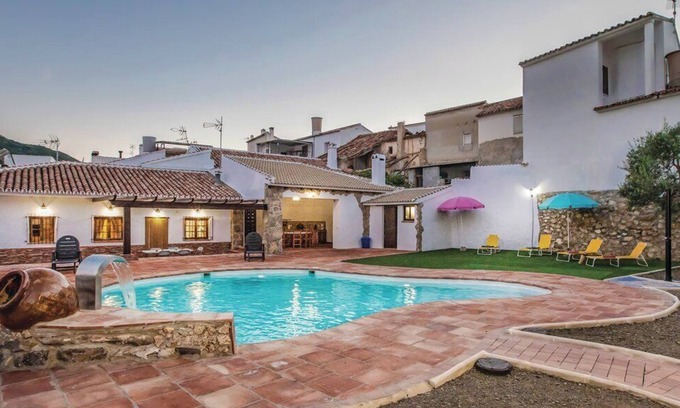 Mondron House | Stunning Holiday Home “Villa Godoy” with Wi-Fi, Garden