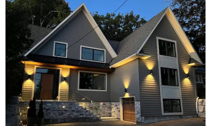Barrie House | Stunning home best location in Barrie