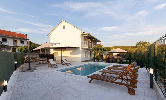 Central Dalmatia House | Stunning home in Blato na Cetini