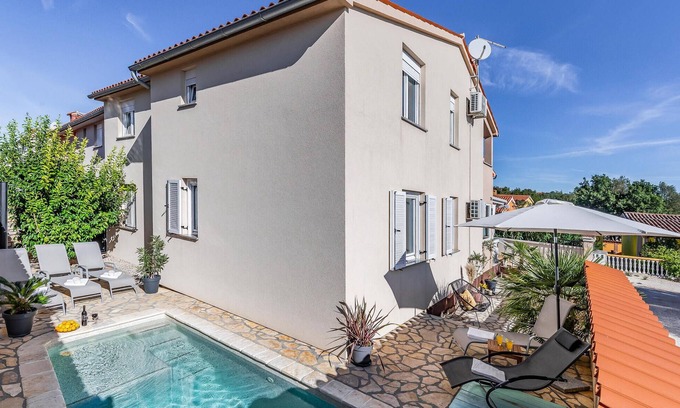 Barbariga House | Stunning home in Betiga with kitchen
