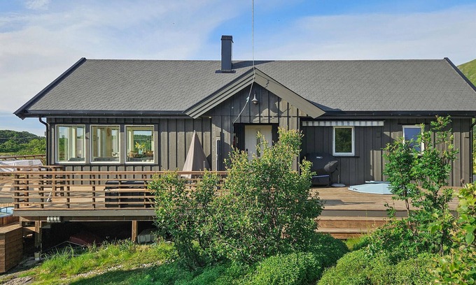 Bleik House | Stunning home in Bleik with lake view