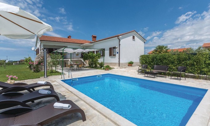 Nova Vas House | Stunning home in Brtonigla with kitchen