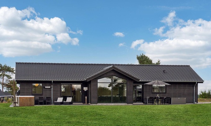 Egsmark Strand House | Stunning home in Ebeltoft with sauna