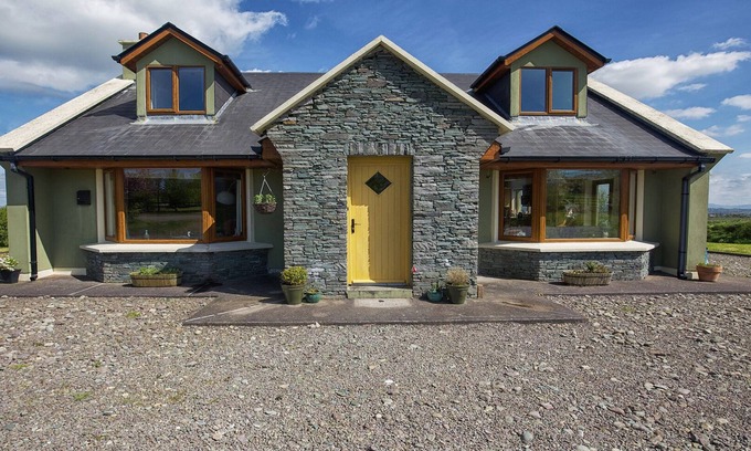 Milltown House | Stunning Home in Killorglin-Ring Of Kerry- Golf course overlooking Sea+Mountain