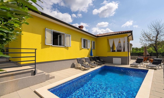 Becici House | Stunning home in Labin with WiFi