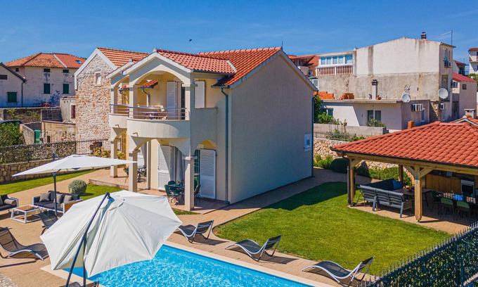 Pirovac House | Stunning home in Pirovac with kitchen