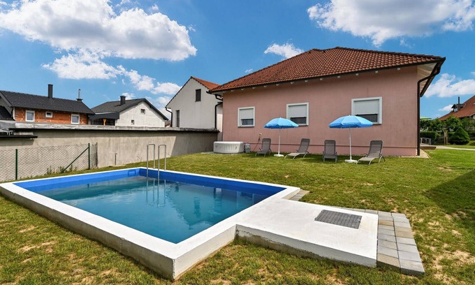Cakovec House | Stunning home in Senkovec with sauna
