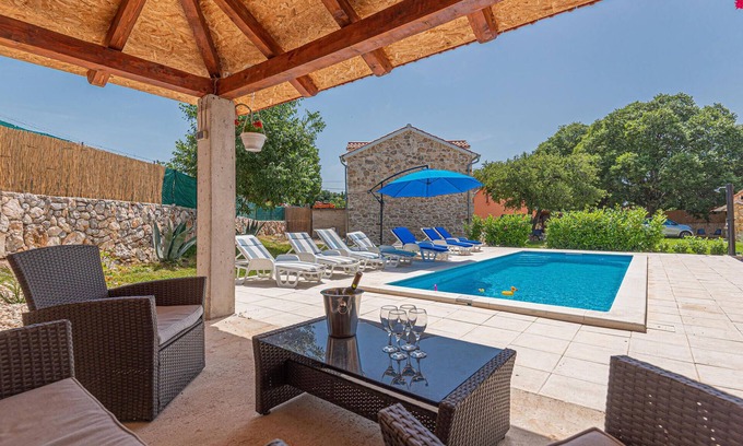 Drnis House | Stunning home in Siritovci with WiFi