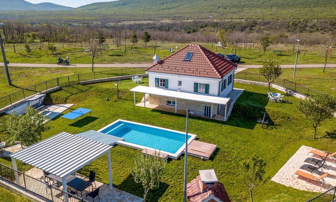 Trilj House | Stunning home in Tijarica with WiFi