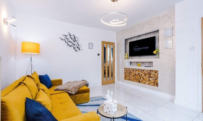 Trafford House | Stunning Home, Large Driveway, Sleeps 7