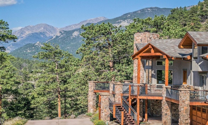 Estes Park House | Stunning Home! Rare Views & Ultimate Privacy – Perfect Location Bordering RMNP!