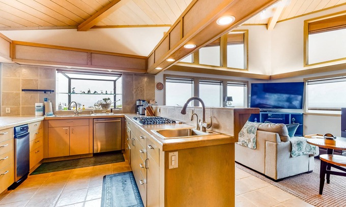 Sereno del Mar House | Stunning Home w/Panoramic Ocean Views, Private Hot Tub, Free WiFi, Large Deck