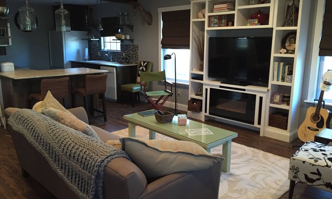 Weatherford House | STUNNING! hot tub w outdoor TV, 5 Miles North Of Weatherford, feels like Home!