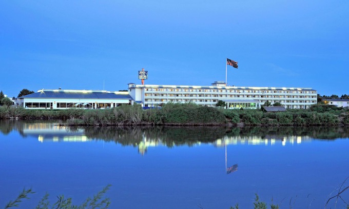 Idaho Falls Hotel | STUNNING HOTEL! ONE COZY COMPLETE WITH SPA, POOL, HOT-TUB