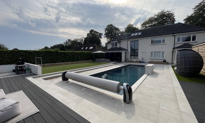 North Ferriby House | Stunning House near Yorkshire Wolds with Outdoor Swimming Pool, Sauna & Fire Pit