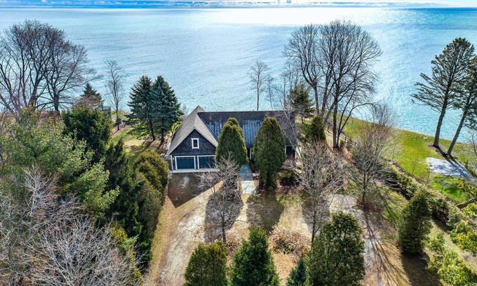 Racine House | Stunning Lake Michigan Cottage