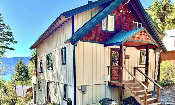Roslyn Ridge Cabin | Stunning Lake & mountain views await you from this spacious cabin!