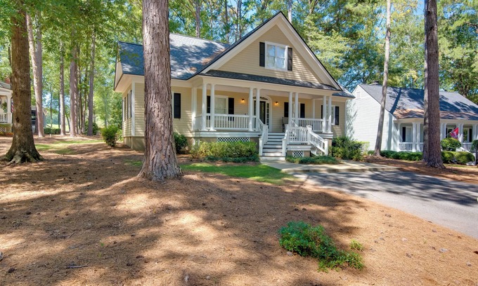 Lake Oconee Cottage | Stunning Lake Oconee Retreat w/Pool Access!