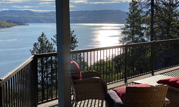 Lincoln House | Stunning Lake Roosevelt views and accommodations from our Lincoln residence