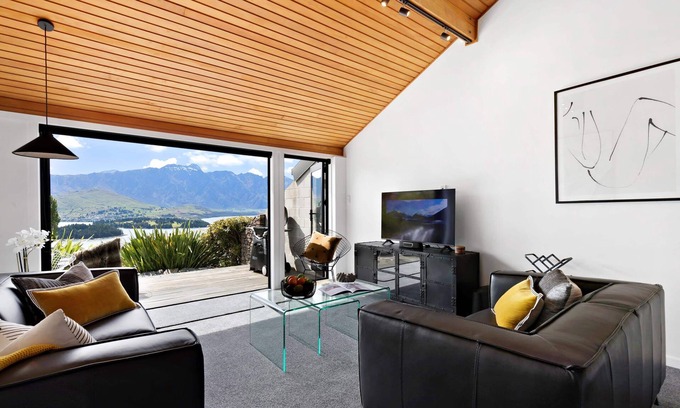 Fernhill House | STUNNING LAKE VIEW LUXURY ALPINE VILLA