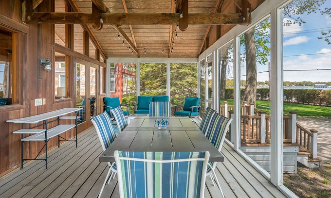 Fort Erie Cottage | Stunning Lake Views on shores of Lake Erie