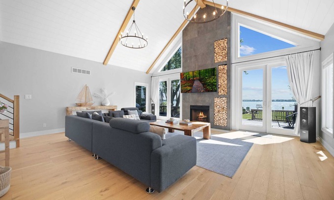 Bass Lake House | Stunning Lakefront Home - Kayaks/Bikes/Pier+More
