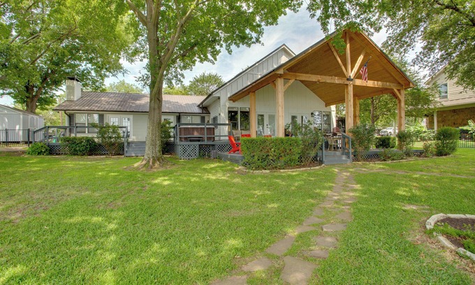 Enchanted Oaks House | Stunning Lakefront Home: Hot Tub & Game Room!