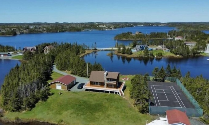 Mount Carmel-Mitchells Brook-St. Catherines House | Stunning Lakehouse Deer Park Waterfront Cottage