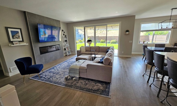 Central Okanagan House | Stunning Lakeside 4 bedroom Haven, 2 mins to all Lake Country amenities!