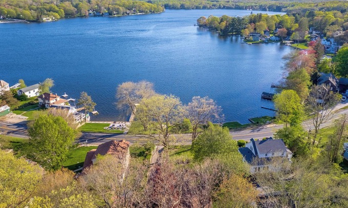 Columbia House | Stunning Lakeside Retreat