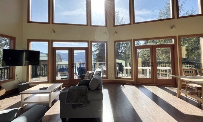 Celista House | Stunning lakeview home in the North Shuswap