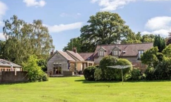 Wimborne House | STUNNING LARGE COUNTRY FAMILY HOME, INDOOR POOL, SLEEPS 12, SECLUDED GARDEN