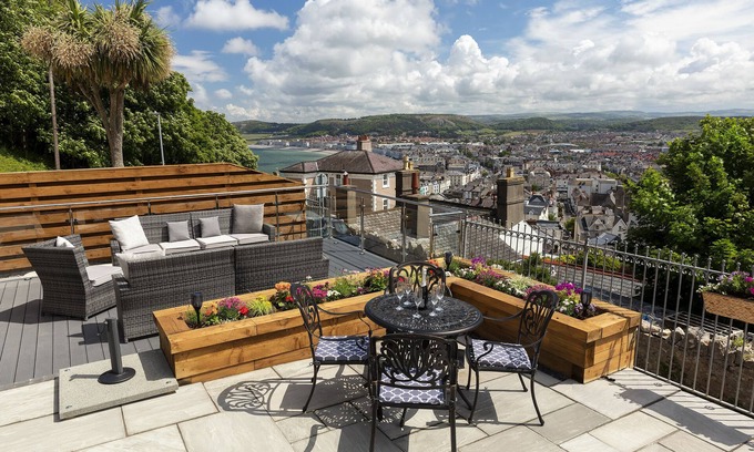 Llandudno Cottage | Stunning Llandudno Property with amazing sea views over Llandudno and Snowdonia