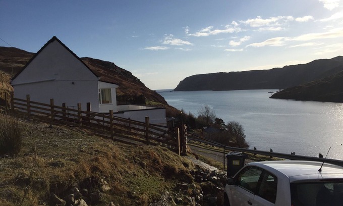Lewis and Harris Cottage | Stunning Loch Location