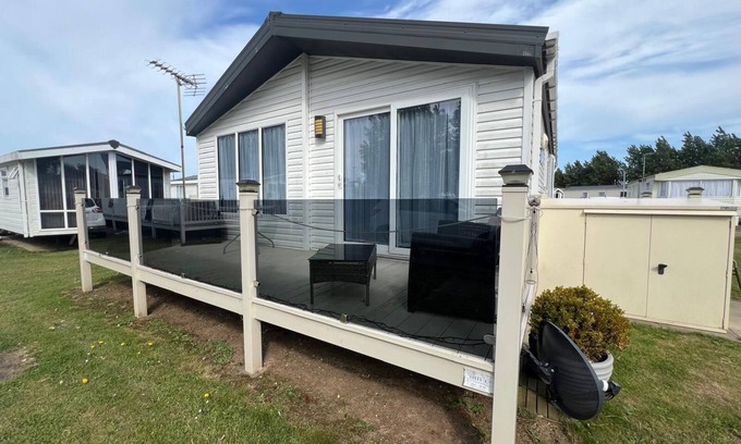 Great Yarmouth Cabin | Stunning lodge boasting large decking area at California Cliffs ref 50008L