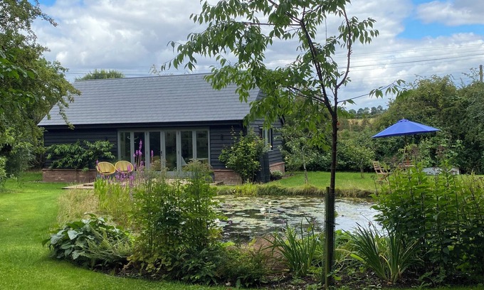 Bourn Cottage | Stunning Lodge in Idyllic Setting, Near Cambridge