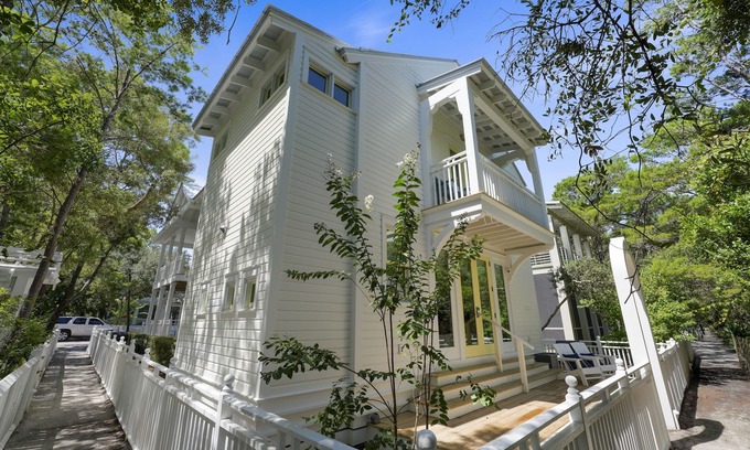 Seaside Cottage | Stunning Luxury Guest Cottage in Seaside! Close to pool + 2 Adult Bikes!