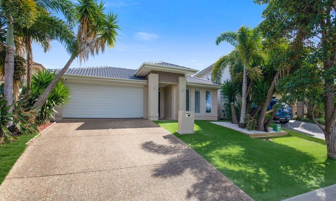 North Lakes House | Stunning luxurious house