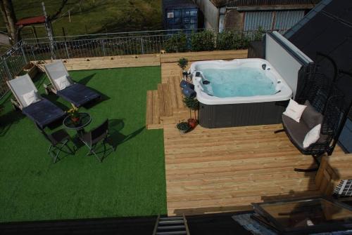 Perth House | Stunning Luxury Duplex with Hot Tub and AirCon