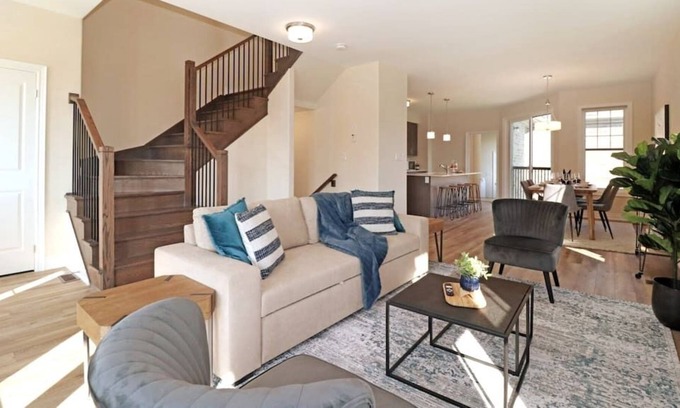 Peterborough House | Stunning Luxury Home | Sleeps 8, Premium location