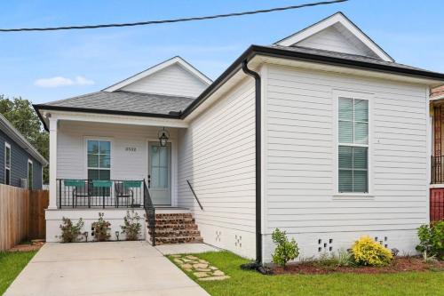 Leonidas House | Stunning Luxury Home 2 Blocks From Streetcar