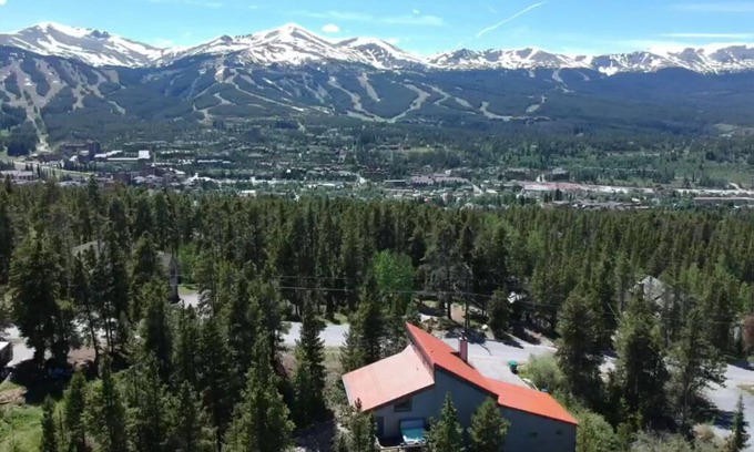 Breckenridge Heights House | ⭐️Stunning Luxury Remodel, 5 min town, hot tub, near shuttle route! New kitchen