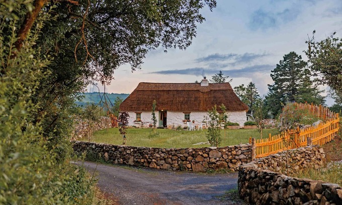 Oughterard Apartment | Stunning Luxury Thatched cottage not far from Galway City & Connemara - Hot Tub & Sauna