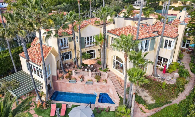 Central Malibu House | Stunning Malibu Oceanfront Estate w/2 Guesthouses, Pool, Tennis Court