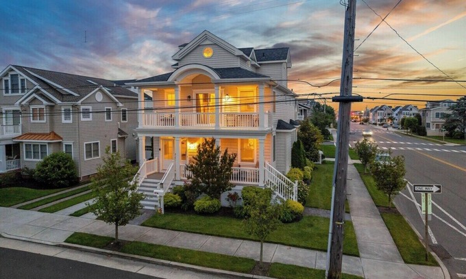 Margate City House | Stunning Margate Rental, Beach Block by the Ocean