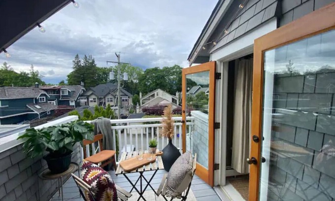 Kitsilano Apartment | Stunning MCM Kitsilano Penthouse with Private Hot Tub!